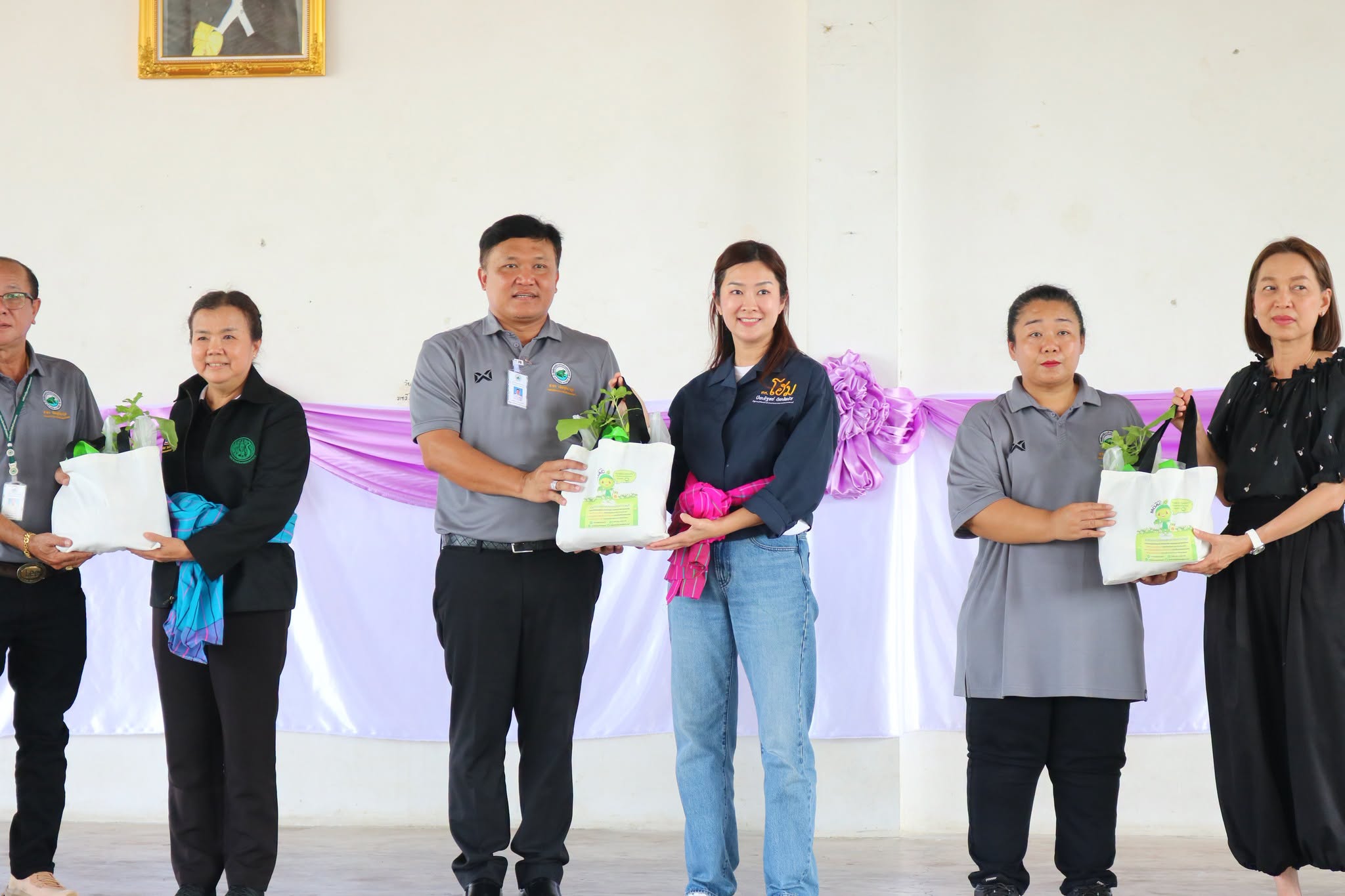 title - ส.ป.ก. ร่วมติดตามรัฐมนตรีช่วยว่าการกระทรวงเกษตรและสหกรณ์ (นางสาวปิยะรัฐชย์ ติยะไพรัช) ลงพื้นที่ตรวจราชการในจังหวัดราชบุรี